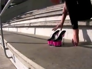 stunning wetlook leggings pink heels