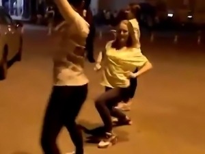 3 hot teenager girls shake their Asses in public
