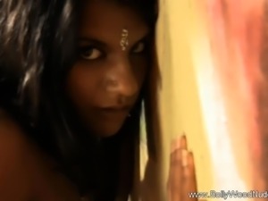 Indian babe dance seductively to arouse her lover.