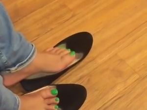 Very sexy feet with green toes