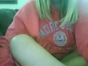 Torrid blond haired web cam whore fingered her own shaved pussy