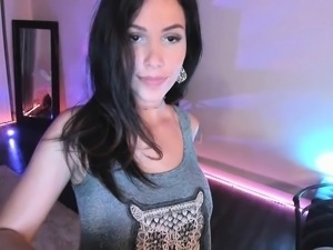 Brunette babe loves to masturbate on webcam
