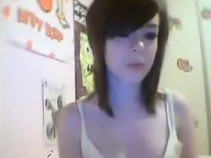 amateur fuckmedeeperbaby fingering herself on live webcam