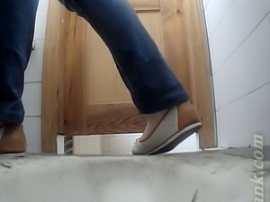 Chunky white lady with plump booty pissing on cam in the toilet