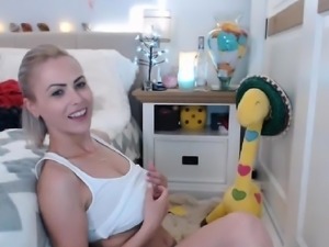 Solo blonde babe ready for an orgasm