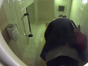 Asian gets watched peeing