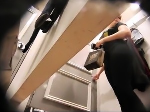 Alluring milf exposes her wonderful ass in the dressing room