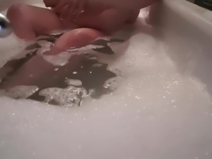 Amateur bbw masturbates with suction dildo in bath