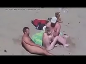 esposa en la playa con ganas de trio