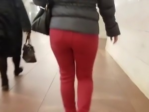 Lady&amp;#039s ass in red jeans