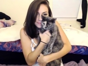 Brunette amateur webcam babe pleases pussy