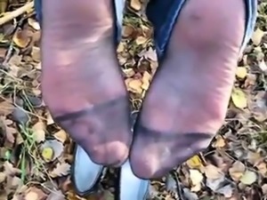 Nylonsohlen einer deutschen Amateur-MILF voller Sperma