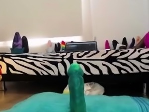 Solo big ass brunette uses toy